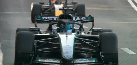 Russell vince il GP di Baku in volata su Verstappen, terzo Hadjar. Poi, Leclerc e Antonelli quinto da 17esimo