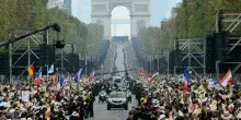 Marine Le Pen e Bardella alla messa di Leone XIV, Macron assente: Place de la Concorde invasa dalla folla