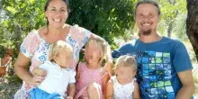 Famiglia nel bosco, s&igrave; all?incontro fisso con i genitori: i bimbi visitano la vecchia casa ogni due settimane
