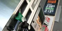 Carburanti, tetto prezzi Eni: ipotesi limiti fino a fine anno. Il governo sprona i petrolieri: &laquo;Seguano l?esempio&raquo;