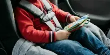 &laquo;Sono chiusa in auto da un'ora con i finestrini bloccati, pap&agrave; &egrave; andato al mercato&raquo;: bambina di 7 anni chiama la madre e arriva la polizia