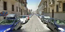 Torino, vuole investire l'ex compagno con l'auto, ma travolge il figlio di 5 anni e fugge: arrestata 24enne