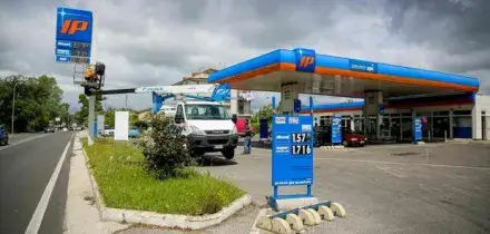 Benzina, dopo Eni anche Ip mette il tetto ai prezzi. La societ&agrave; Socar: &laquo;Il via da domani, sar&agrave; progressivo&raquo;