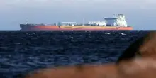 La flotta ombra di Putin in crisi, oltre 100 petroliere cambiano bandiera e tornano russe. &laquo;Gli Stati ora rifiutano di collaborare con Mosca&raquo;