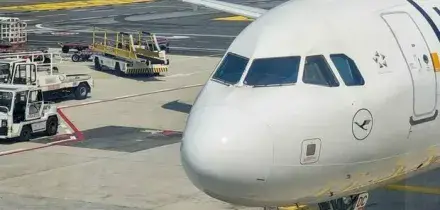 Il powerbank di un passeggero prende fuoco a bordo dell'aereo, dirottato il volo Lufthansa da Francoforte a Lisbona