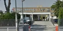 Tragedia a Mugnano, donna partorisce in casa: muore la neonata