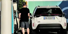 Paura a Reggio Emilia, ferisce con un cacciavite una donna mentre fa rifornimento di benzina e investe due persone
