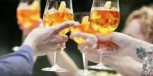 Spritz Aperol e Campari taroccati a Venezia, aperitivi a prezzi stracciati ma fatti con sottomarche: scattano i sequestri