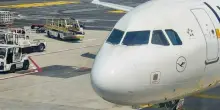 Powerbank di un passeggero prende fuoco a bordo dell'aereo, dirottato volo Lufthansa