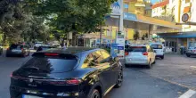 Benzina, prime code dopo il tetto ai prezzi: a Napoli corsa al rifornimento, Roma e Milano senza ressa. Nelle stazioni meno 7 millesimi