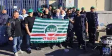 Napoli, protesta ai cimiteri: niente seppellimenti. Bare in deposito, la disperazione dei parenti