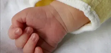 Partorisce nel bagno di casa ma la neonata muore, 31enne ricoverata in gravi condizioni