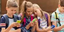 Troppo tempo davanti allo schermo, i rischi e gli effetti su bambini e adolescenti