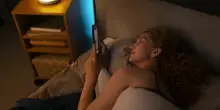 &laquo;Dormire sempre dallo stesso lato del cuscino pu&ograve; far perdere i capelli?&raquo; Cosa dice la scienza e perch&egrave;