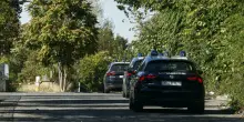 Cinque chili di eroina nascosti in un bagaglio sospetto: la scoperta dei carabinieri a Caivano