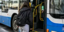 &laquo;Faccio salire solo gli italiani&raquo;, 14enne marocchina lasciata a terra dal bus. Il fratello affronta l'autista, l'azienda: &laquo;&Egrave; scesa da sola&raquo;