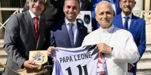 La maglia del Sorrento Calcio donata a Papa Leone XIV