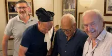 Allegri con il cappello da chef e i piatti di genovese