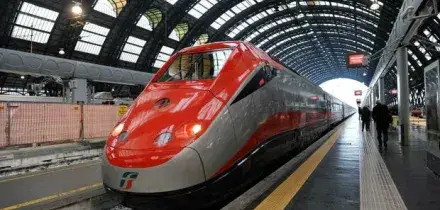 Trenitalia, cambiano i prezzi degli abbonamenti: meno cari da novembre. Ecco per quali treni e quanto si paga di meno