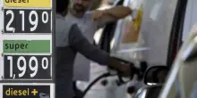 Carburanti, prezzi in calo (anche in autostrada): benzina sotto i 2,1 euro e gasolio sotto i 2,3