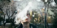 Sigarette elettroniche, l'allarme choc per gli adolescenti: &laquo;Aumentano ansia, depressione e istinti suicidi&raquo;. Lo studio su Nature