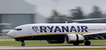 Voli, prezzi alle stelle con la crisi del carburante: Ryanair alza i prezzi dei biglietti. Ecco di quanto aumentano, il confronto tra le low cost