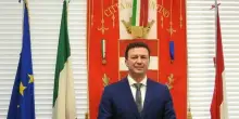 Va dal sindaco e chiede una casa. Lui le d&agrave; venti euro, lei strappa la banconota. &laquo;Voglio un alloggio, non soldi&raquo;