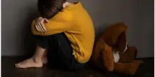 Senza carta igienica e con la pasta cruda come cibo, 15 bambini trovati da soli in un appartamento: &laquo;Anche le coperte erano piene di muffa&raquo;