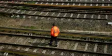 Alessandro Plozza morto in scooter, sbalzato sui binari dopo l'incidente e colpito dal treno in transito: aveva 18 anni