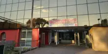 Entra in ospedale, si fa prestare lo smartphone e trasferisce sul suo conto bancario 800 euro: denunciato un 23enne