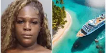 Va in crociera alle Bahamas ma lascia i quattro figli piccoli a casa da soli: l'ex compagno scopre tutto da una storia su Whatsapp