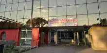 Entra in ospedale, si fa prestare lo smartphone da un pensionato e trasferisce sul suo conto bancario 800 euro: denunciato un 23enne