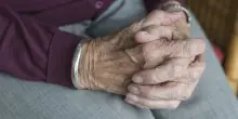 Si allontana dalla casa di riposo, 80enne precipita per 10 metri in una scarpata e muore