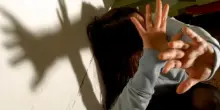 Si spaccia per ?guaritore?, poi la violenta e la minaccia