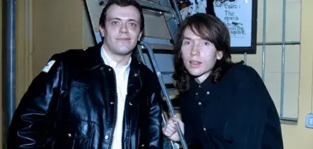 Max Pezzali e Mauro Repetto, l'abbraccio 30 anni dopo gli 883: &laquo;Inconcepibile essere ancora qui. La serie? Una forma di psicoterapia&raquo;