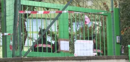 Muore strozzato da un albero all'asilo, Leo aveva 2 anni: il giubbotto impigliato e il nodo della vigilanza