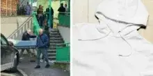 Leo muore soffocato a due anni nel giardino dell?asilo, il cappuccio si impiglia a un ramo: &laquo;Rimase solo per alcuni minuti&raquo;. Sei donne rischiano il processo