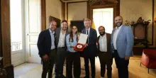 Napoli, il sindaco Gaetano Manfredi incontra i The Jackal: la consegna della targa
