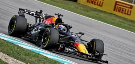 GP Bahrain, qualifica: Verstappen fa una magia e torna in pole a Sepang. Grande secondo posto di Hamilton, Antonelli in seconda fila