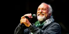 Eugenio Finardi, l?infanzia in America, le droghe, la figlia con la sindrome di Down e la malattia: &laquo;Riesco a comporre la musica senza sentirla&raquo;