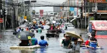Bangkok, allerta alluvioni: 5000 persone evacuate. In Thailandia &egrave; emergenza (gi&agrave; 8 i morti)