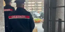 Torino, tenta di uccidere la compagna, lei scappa dai vicini con la figlia e si salva. Lui si toglie la vita