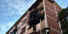 Incendio in un appartamento a Milano, morta una donna di 75 anni: evacuato il piano superiore