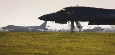 Allarme terrorismo alla base di Fairford: gli Usa trasferiscono i bombardieri B-1 negli Stati Uniti
