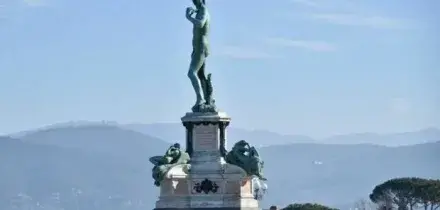 Firenze, bombola di gas sotto la copia del David a piazzale Michelangelo: turisti evacuati, strada chiusa