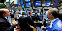 Spread Btp-Bund ancora in volo, torna sui 120 punti. Rendimenti sotto pressione, pesa la crisi francese
