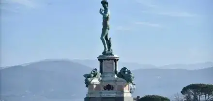 Bombola di gas con fili sporgenti sotto la statua del David a piazzale Michelangelo: intervengono gli artificieri