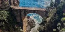 Furore, si tuffa dal ponte del fiordo: turista in gravi condizioni, trasportato al Ruggi in eliambulanza