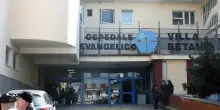 Napoli, ragazzo di 20 anni ferito a coltellate: trasportato in pericolo di vita all'ospedale Villa Betania