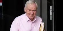Jeffrey Archer &egrave; morto a 86 anni: chi era l'autore di &laquo;Caino e Abele&raquo;, 300 milioni di libri venduti e il carcere per falsa testimonianza